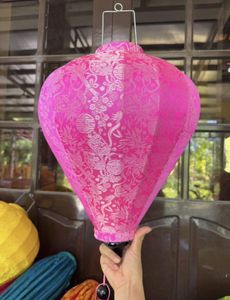 Lanterne artisanale vietnamienne en bambou et satin, écologique, durable, style artisanal, pour restaurant, fête, décoration de mariage, DIY, en tissu de soie - Product Image 3