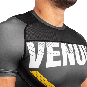 T-shirt de compression noir personnalisé pour homme à manches longues, col ras du cou, séchage rapide, impression par transfert thermique, logo avant, respirant, extensible dans quatre directions - Product Image 6
