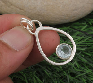 Collier minimaliste vintage avec pendentif en topaze bleue, argent sterling 925 plaqué platine, petite pierre précieuse, charme, bijoux superposables - Product Image 1