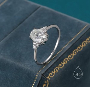 Anillo Ovalado de Moissanita de 1.25 Quilates en Plata de Ley, Diseño de Inspiración Vintage, Anillo de Moissanita de 1.25 Quilates - Product Image 3