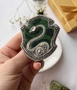 Broche de escudo de serpiente personalizado con cuentas de cristal verde, insignia bordada a mano con cristales para blazer, chaqueta, ropa, adorno. - Product Image 1