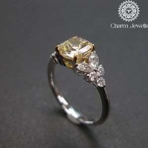 Bague de fiançailles Charm_Jewells pour femme en or blanc avec moissanite taille coussin, motif floral, sertissage à griffes, style classique - Product Image 2