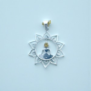 Pendentif et breloque artisanaux en argent et citrine naturelle, motif bouddhiste, design fait main, bijoux en gros - Product Image 1