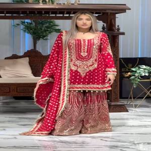 Haut en soie brodé avec sharara orné de sequins et de fils, et dupatta assorti avec un dupatta élégant doté d'une bordure en dentelle - Product Image 6
