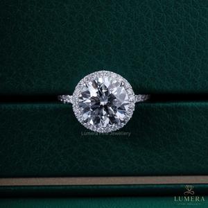 Bague de fiançailles de luxe en or blanc 18 carats avec halo de diamants ronds de 4,5 carats, bande pavée, diamant de laboratoire, pour femme - Product Image 2