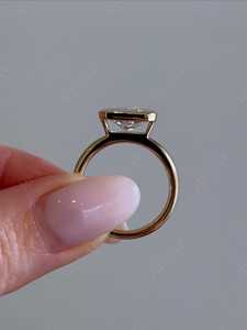 Anillo Solitario de Diamante Cultivado en Laboratorio Radiante de 2 Quilates con Engaste de Bisel, Certificado IGI, Anillo de Compromiso Radiante, Bisel de Oro de 14K - Product Image 3