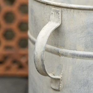 Seau en métal rustique avec poignées en bois, jardinières d'extérieur de forme ovale, jardinières en métal avec poignées - Product Image 3