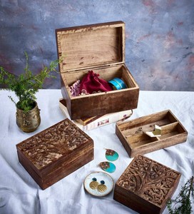 Caja de Joyería de Madera Hecha a Mano a Bajo Precio para Anillos, Pendientes, Pulseras y Collares con Elegantes Detalles Tallados y Estilo Clásico - Product Image 1