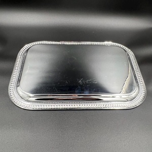 Bandeja de Almacenamiento Rectangular de Metal con Acabado Pulido, Diseño Clásico para Uso en Mesa - Product Image 1