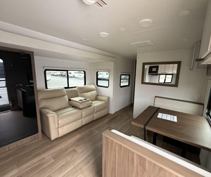 RV W-I-N-N-E-B-A-G-O A-C-C-E-S-S 25RK de Lujo Usado, Modelos 2023, 2024, 2025, 2026, Disponible para la Venta - Product Image 4