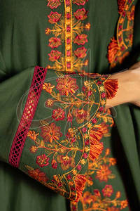Trajes de Mujer de Tres Piezas, Color Verde Botella, Ecológicos, de Alta Calidad, Diseño Moderno y Tradicional - Product Image 6