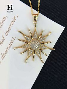 Pendentif Soleil Luxe Sertie de Diamants Moissanite Plaqué Or 14K, Breloque Céleste pour Femme et Homme - Product Image 4