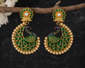Pendientes de Ónix Verde Claro con Forma de Pavo Real y Borde de Perlas, Directo de Fábrica |   Joyería india de latón chapada en oro - Product Image 5