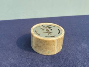 Quemador de Incienso Redondo de Piedra Beige con Tapa Metálica de Palmera, Soporte Duradero para Aromaterapia - Product Image 4