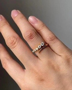 Anillo de boda de oro macizo de 14k con diamante cultivado en laboratorio de corte redondo y abertura, anillo de boda para mujer con engaste cruzado, anillo apilable tipo brazalete - Product Image 2