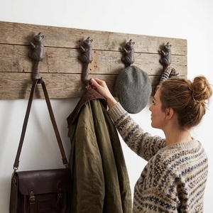 Gancho de Pared de Hierro Fundido con Diseño Vintage de Cuentas y Rostro, Hecho a Mano, Autoadhesivo, Ecológico, Impermeable y Ajustable - Product Image 3