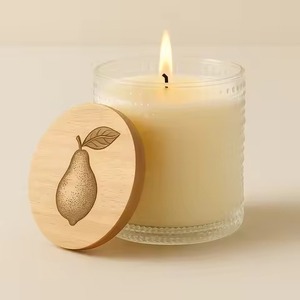 Pot à bougie en verre texturé à pois avec couvercle en bois clair gravé motif agrumes citron, idéal pour la décoration de table de café - Product Image 1