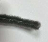 Perfil especializado para protección de puertas contra la intemperie con fibras de nailon en el borde para sellado flexible, protección del marco y rendimiento en exteriores