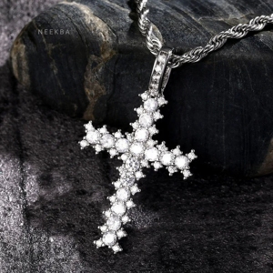 Colgante de Cruz Redonda con Piedras Agrupadas - Colgante de Cruz Artesanal en Plata de Ley, Colgante de Moissanita Hecho a Mano con Diseño de Fe - Product Image 6
