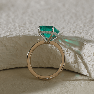 Bague de luxe pour femme en or bicolore 14K, sertie d'un émeraude de laboratoire zambienne 10x8mm certifiée IGI, taille émeraude, avec halo caché. - Product Image 5
