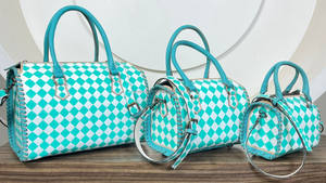 Bolso de Viaje Tipo Duffel de Cuero Premium Grande, Hecho a Mano, con Patrón a Cuadros Turquesa y Blanco, para Mujer - Product Image 5