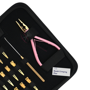 Kit d'outils professionnels pour extensions de cheveux micro-anneaux et microlinks roses, comprenant des pinces à sertir, des crochets pour nano-anneaux et des clips, dans une mini-boîte en rexine. - Product Image 3
