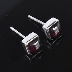 ต่างหูเงินแท้ 925 ประดับพลอยโกเมนแท้ทรงสี่เหลี่ยมขนาด 5 มม. ขัดเงาอย่างดี เหมาะสำหรับใส่ทุกวัน ดีไซน์เรียบหรู - Product Image 4