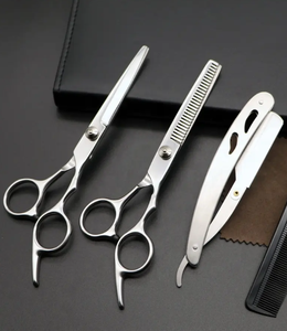 Kit de coiffure professionnel en acier inoxydable poli miroir avec ciseaux à effiler, ciseaux de coiffure et rasoir, avec peigne, en vente - Product Image 3