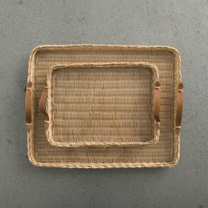 Nouveau design minimaliste idéal pour une décoration de table, plateau rectangulaire tissé à la main avec plateau en verre trempé en rotin. - Product Image 1