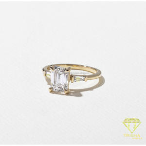 Bague élégante en argent sterling 925 avec diamant de laboratoire rectangulaire central et pierres latérales baguette, finition dorée, bijou de fiançailles - Product Image 3