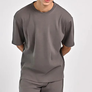 เสื้อยืดคอกลมแขนสั้นผู้ชายทรงปกติสีพื้นผ้าฝ้ายถักสไตล์ลำลอง ผลิตโดย PUFFIN SPORTS รับผลิตแบบ OEM - Product Image 1