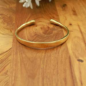 Handgefertigtes Messing-Armband im Großhandel, Dünner Minimalistischer Armreif, Flaches Offenes Armband, Gehämmertes Goldfinish - Product Image 1