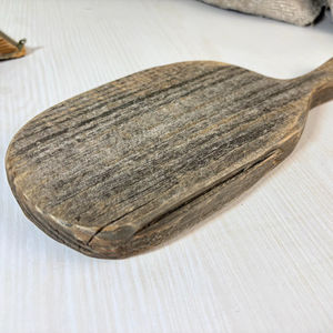 Petite planche à découper vintage en bois massif, style rustique et campagnard, pour la décoration de cuisine, la mise en scène de table et les boutiques de cadeaux - Product Image 1