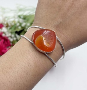 Bracelet manchette large réglable Lusterelics en agate orange naturelle drusée, style bohème chrétien, plaqué argent, double fil, forme goutte d'eau - Product Image 4