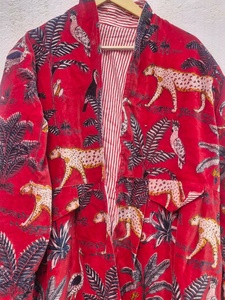 Kimono pour femme en tissu imprimé vert clair fantaisie, motif animaux sauvages et fleurs, broderie artisanale, boutons en cristal, garniture en fourrure à pompons - Product Image 2
