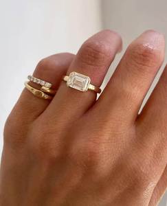SATVIK RATNA Bague de fiançailles en or 14 carats avec diamant de laboratoire taille émeraude de 2 carats certifié IGI, sertie en clos large style cigare Est/Ouest - Product Image 4