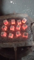 Briquettes de qualité supérieure fabriquées à partir de charbon de coque de noix de coco pour la consommation de chicha.