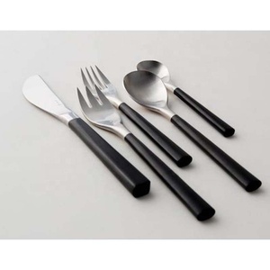 Couverts de mariage en acier inoxydable plaqués or avec manche rond en céramique noire de créateur, incroyable ensemble de cuillères et fourchettes - Product Image 1