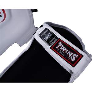 Protège-tibias de boxe Muay Thai Twins en cuir de vachette véritable léger de qualité supérieure, équipement de sécurité avec logo personnalisé pour MMA - Product Image 4