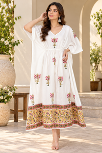 Robe longue kaftan blanche imprimée pour femme avec motifs floraux roses, manches larges et taille à cordon, idéale pour les vacances d'été - Product Image 5