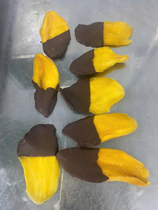 Tranches de mangue séchée biologique enrobées de chocolat noir/blanc et saveur vanille - Emballage cadeau - Product Image 4