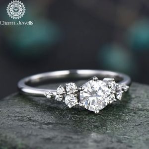 Bague de fiançailles en moissanite pour femme Charm Jewells, en argent et or platine, certifiée IGI, sertissage classique à griffes, pavé de pierres précieuses de 3 grammes - Product Image 5