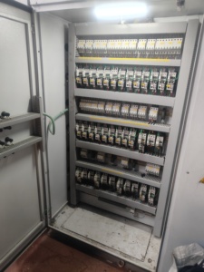 Panel de Control de Motor Trifásico con Integración PLC/VFD - Product Image 3