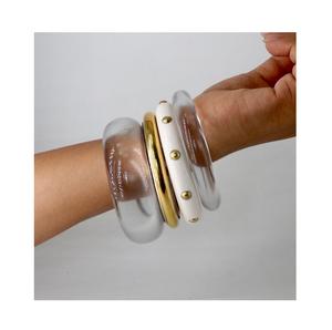 Brazaletes de Resina Epoxi Color Ámbar para Mujer, Brazalete Acrílico Cuadrado de Alta Calidad, Diseño Personalizado, Producto Indio - Product Image 6