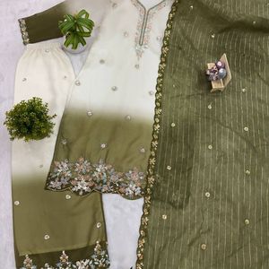 Ensemble de tenue de soirée ethnique de créateur avec Kurti à broderies lourdes et perles, Palazzo à découpes et Dupatta en tissage Zari de nylon - Product Image 3