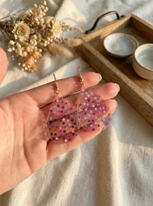Boucles d'oreilles en résine aux tons terreux, couleur naturelle, finition lisse, article de gros personnalisé pour usine, en résine - Product Image 4