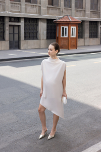 Vestidos de Verano Casuales de Manga Regular, Cuello Alto Minimalista, Mezcla de Seda, Tejido, Cintura Holgada, con Logotipo Frontal, Hechos en Vietnam - Product Image 2