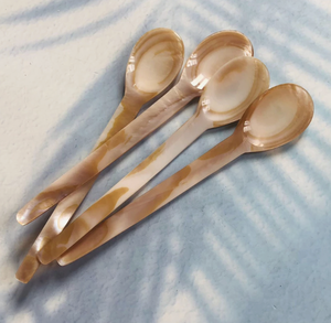 Cuillère artisanale en nacre de coquille d'huître naturelle du Vietnam pour servir du caviar, des desserts, du café, de la crème glacée, dans les restaurants - Product Image 3