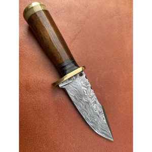 มีดสกินเนอร์เหล็กดามัสกัสทำมือ ด้ามจับตามหลักสรีรศาสตร์ เหมาะสำหรับตั้งแคมป์กลางแจ้ง พร้อมปลอกหนังทนทาน - Product Image 4