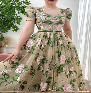 Vestido de tul verde menta suave con corte en A y delicado bordado floral disponible a precios de mayorista. - Product Image 1